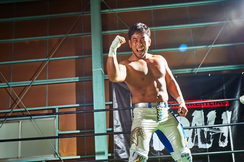 諸橋さんがリング上で拳をあげ、力強さやたくましさを感じる写真