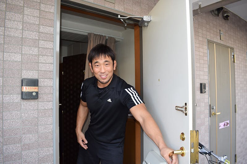 「効きマックス」の玄関で出迎えてくださる諸橋さんの様子