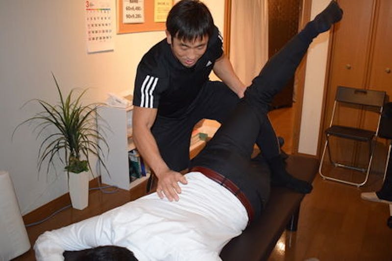 スタッフに整体の施術を行う諸橋さんの様子2