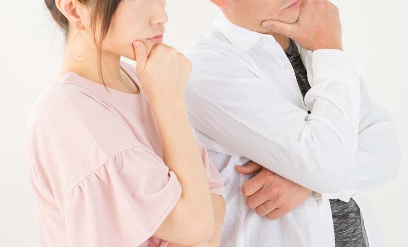 考える男女の画像