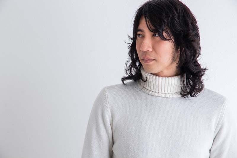 髪の長い男性のイメージ画像