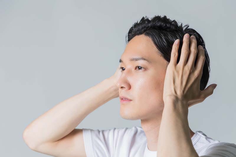 薄毛を気にせずヘアスタイルを整える男性のイメージ画像