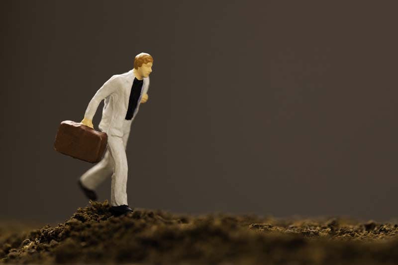 自信を持って歩く男性のイメージ画像