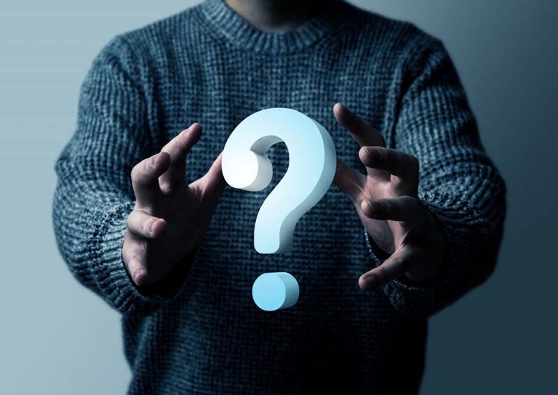 両手で理由を追求する男性のイメージ画像