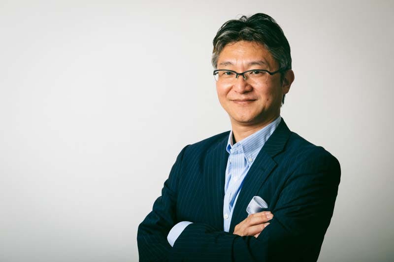 腕を組むかっこいいおじさんのイメージ画像