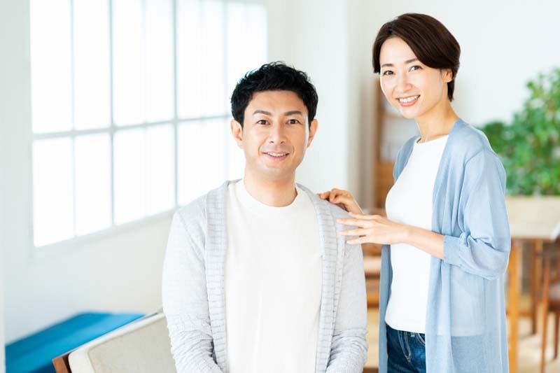 女性と並ぶかっこいいおじさんの様子