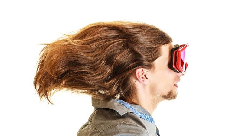 強風を受けてなびく男性の髪