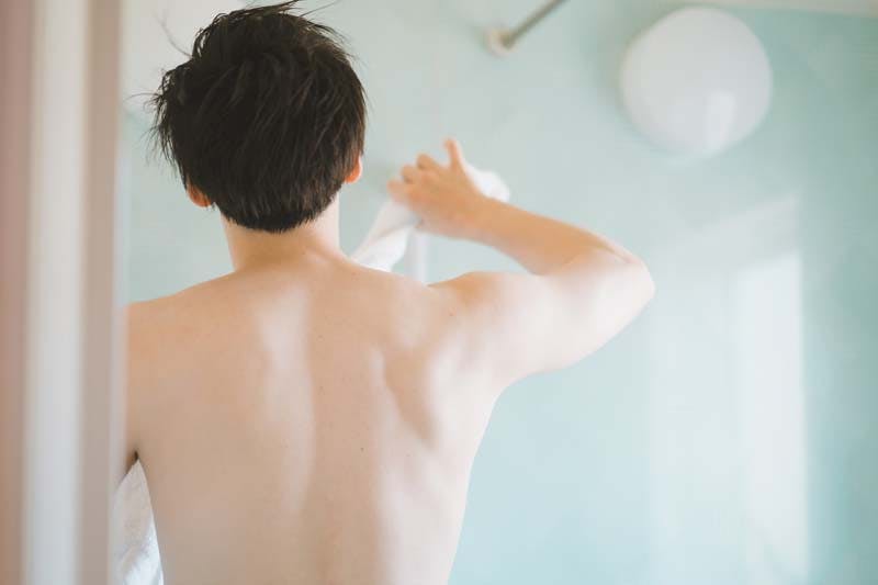 正しい方法で朝シャンを終えた男性のイメージ画像