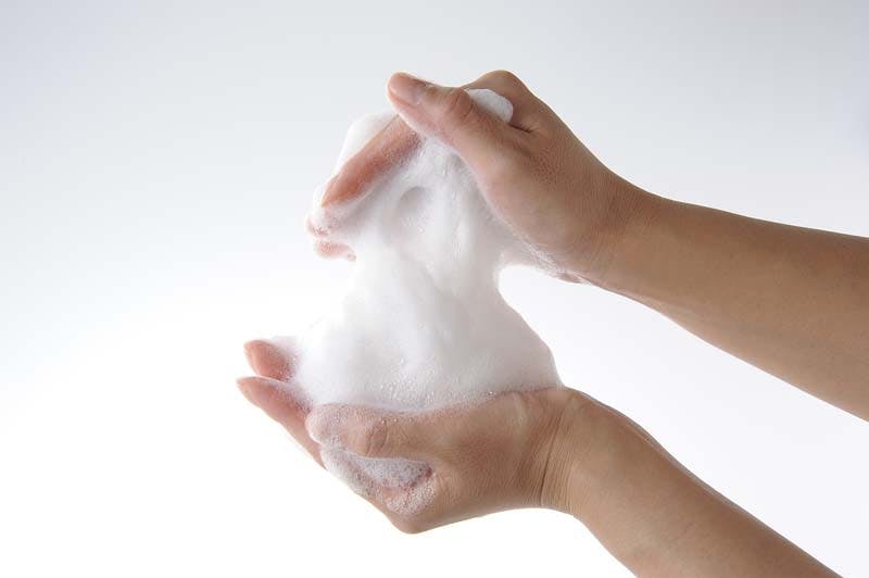 シャンプーをしっかり泡立てる様子のイメージ画像