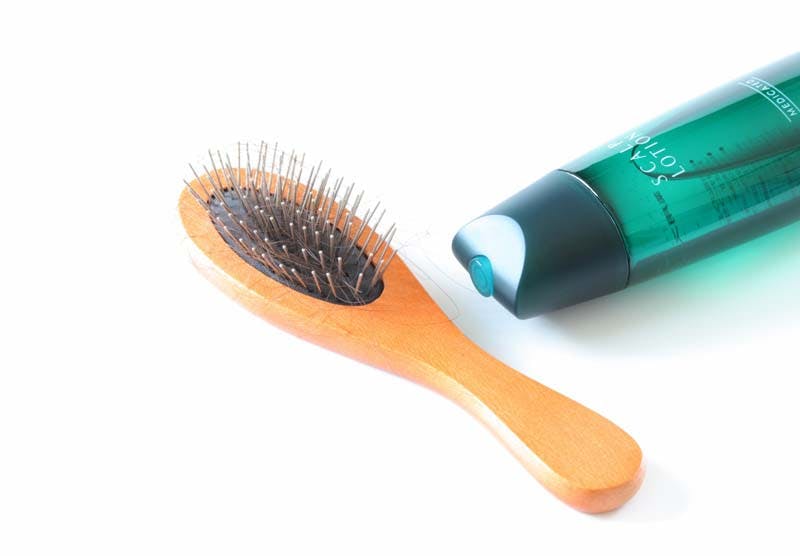 育毛剤とヘアブラシのイメージ画像