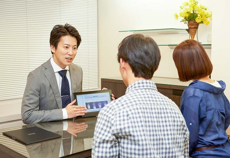 かつらを売っている実店舗で専門スタッフに相談するイメージ画像