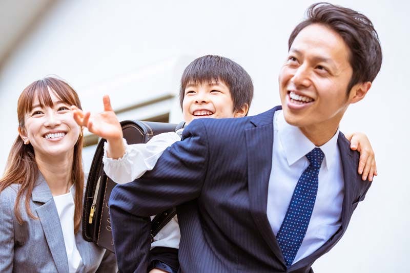 ハゲの辛さから解放されて人生を楽しむ男性のイメージ画像