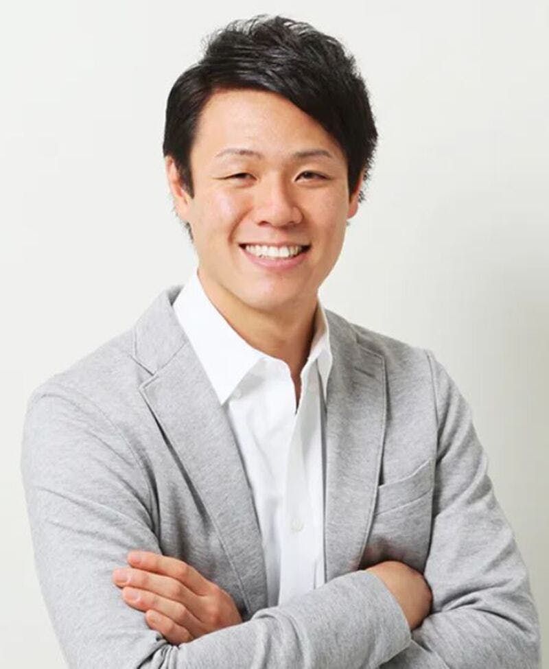 大胆に髪を分けた男性のポートレート