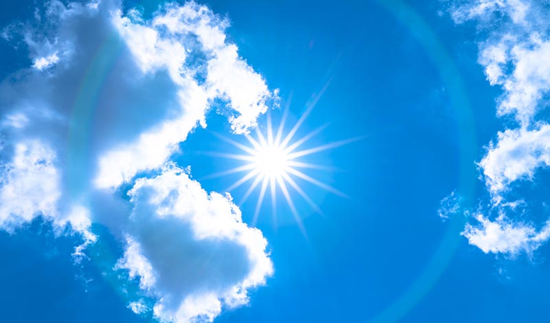 青空、照る太陽