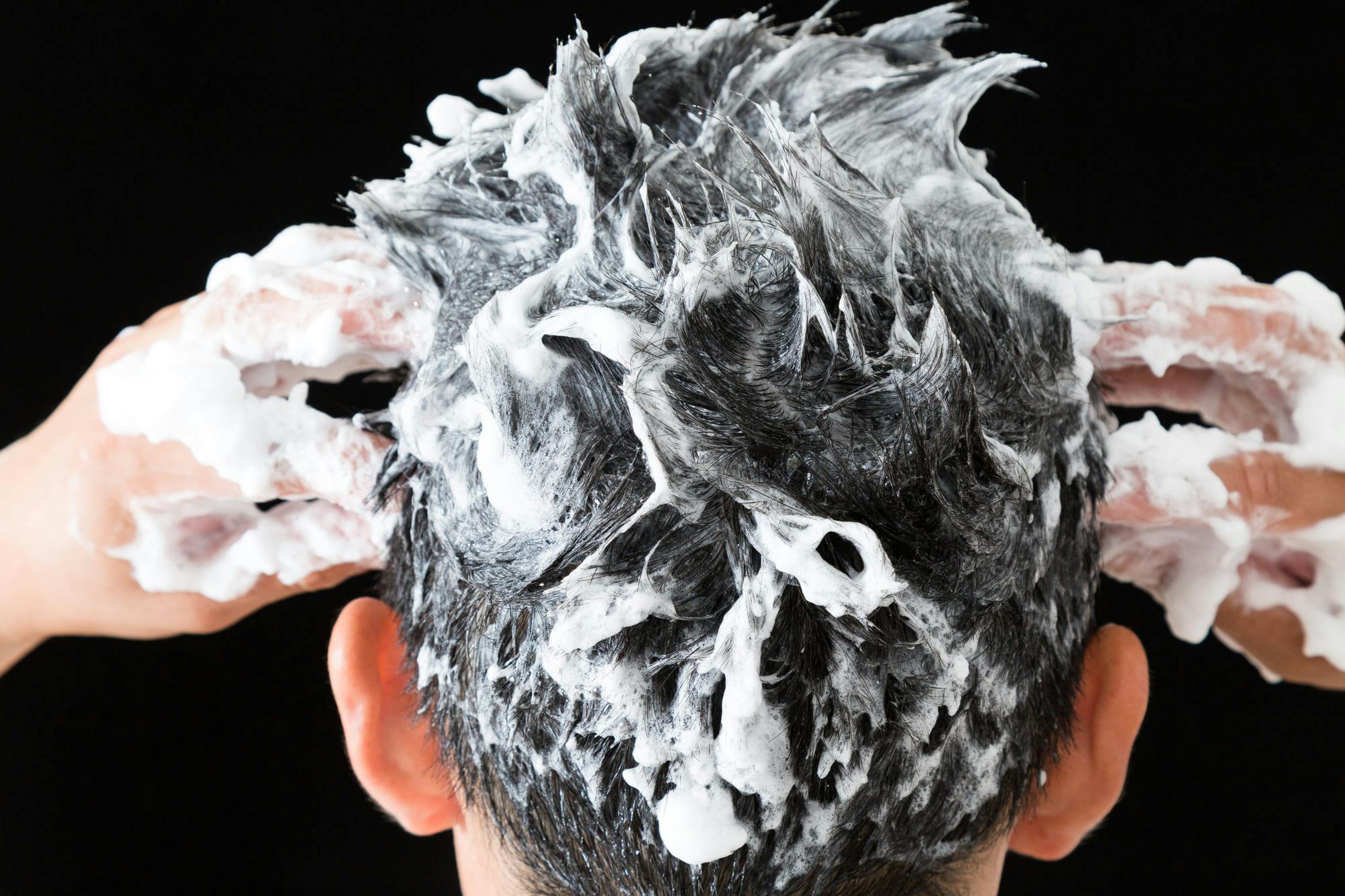 シャンプーをする男性の後頭部