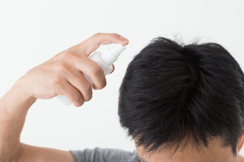 増毛スプレーを使用する男性