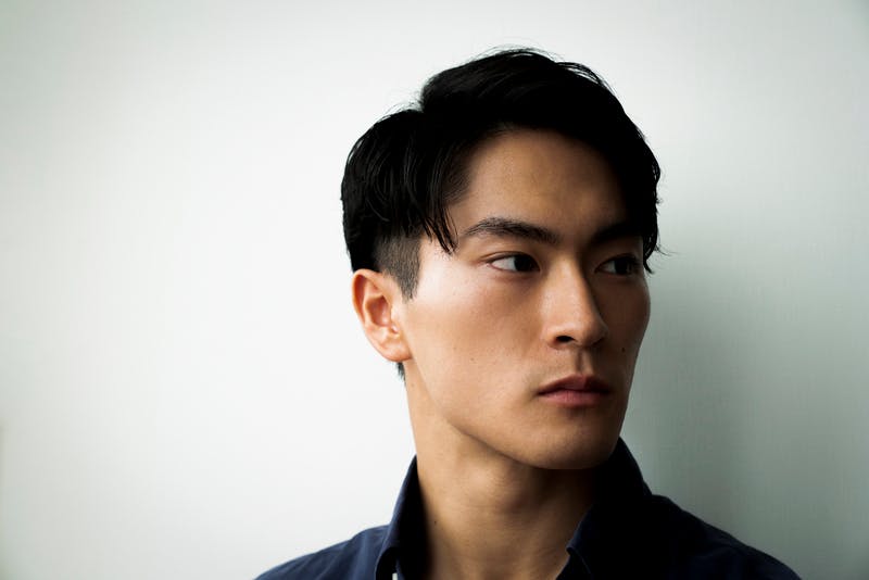 アップバングショートの男性