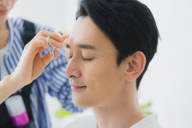 美容院でカットされている男性