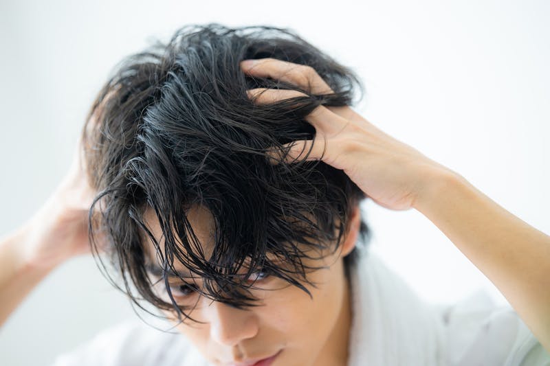 ヘアケアに取り組んでいる男性