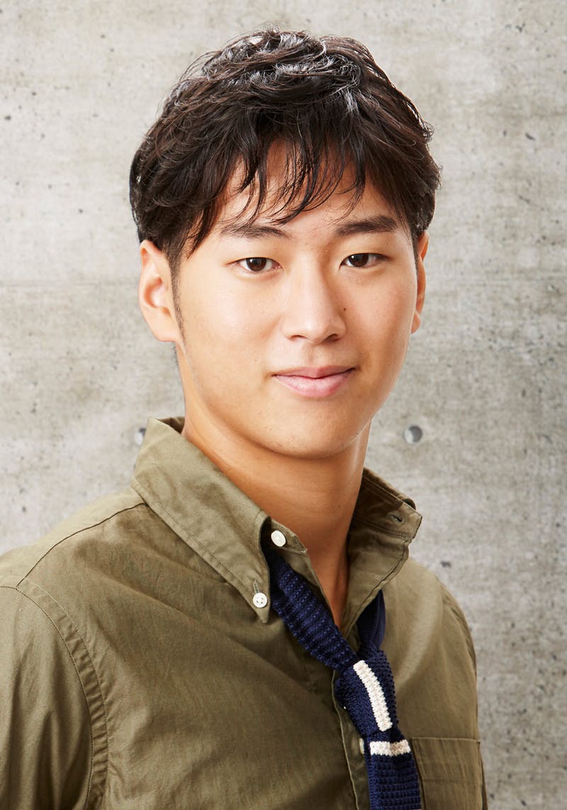 ツイストパーマを当てたショートカットの男性