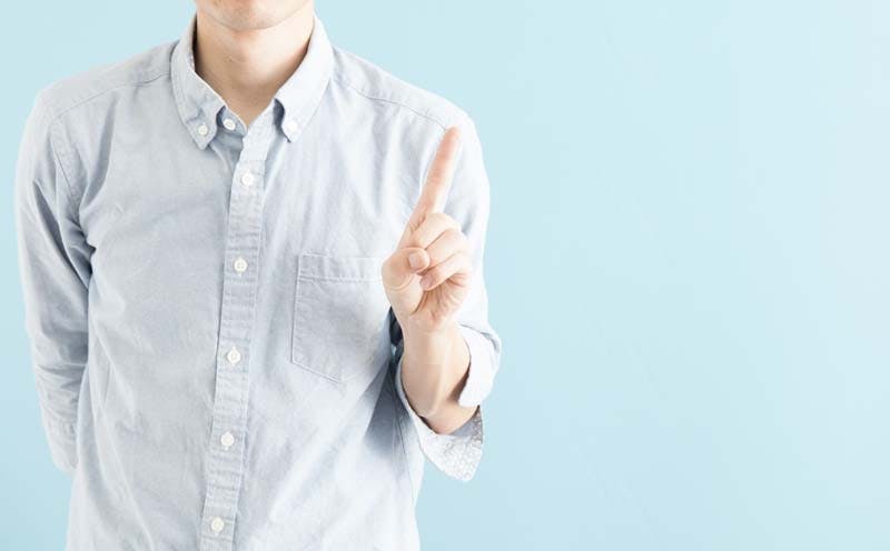 注意点を説明する男性の画像