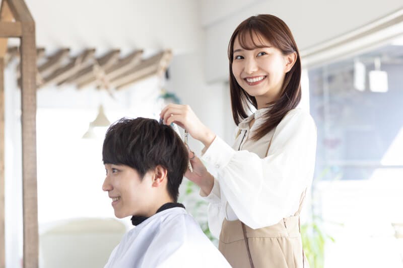 スタイリストにカットしてもらっているところ