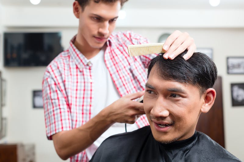 クロップスタイルにカットしてもらっている男性