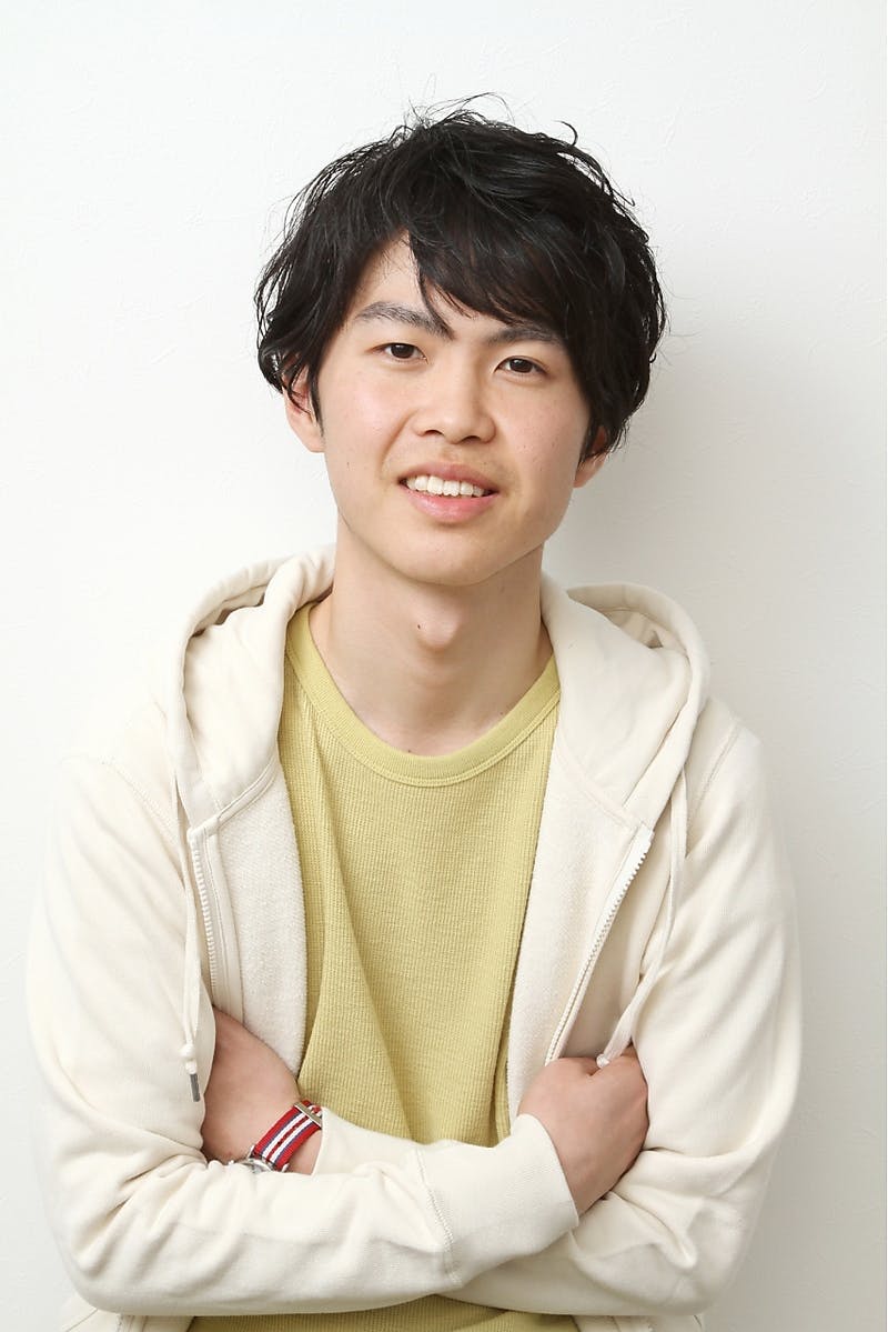 ニュアンスパーマを当てたミドルヘアの男性