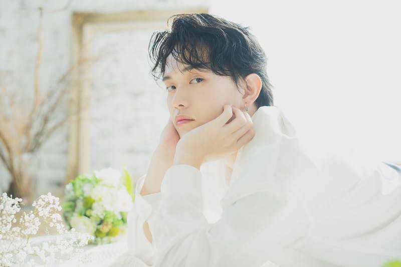 横目で何かを見ている1人の男性