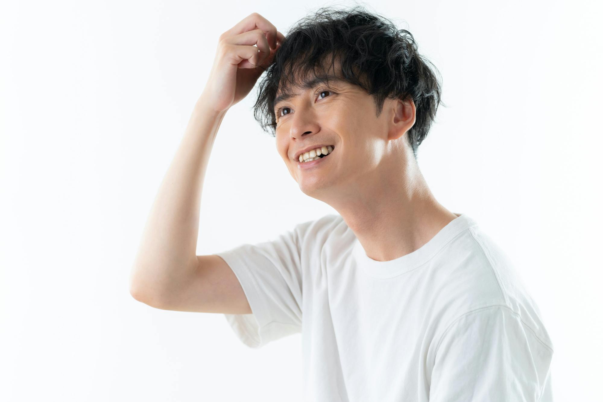 M字ハゲをパーマでカバーし微笑む男性