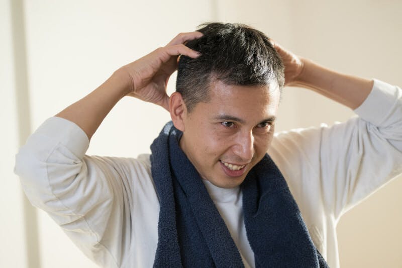 頭皮マッサージをする男性