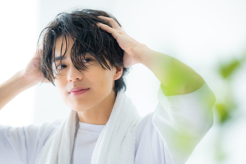 ヘアケアに力を入れている男性