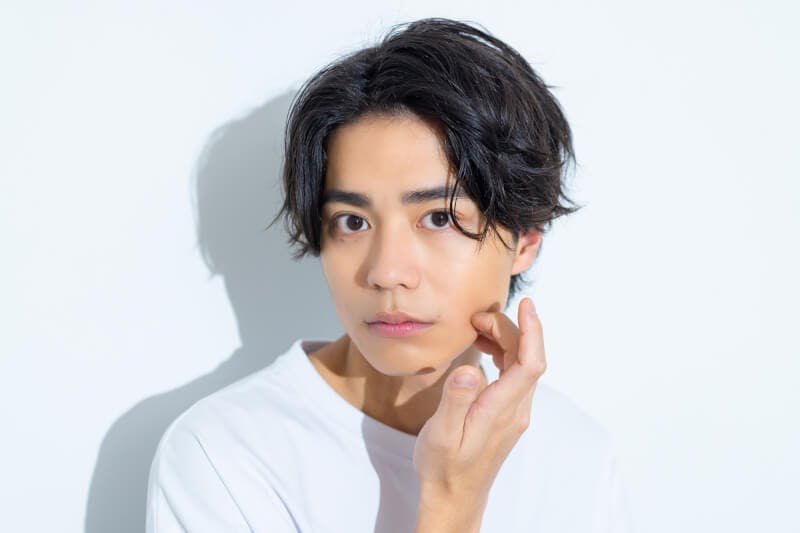 毛先に緩やかなパーマをかけた男性