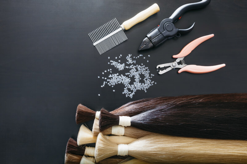 数色のヘアエクステンション用ツールのセット