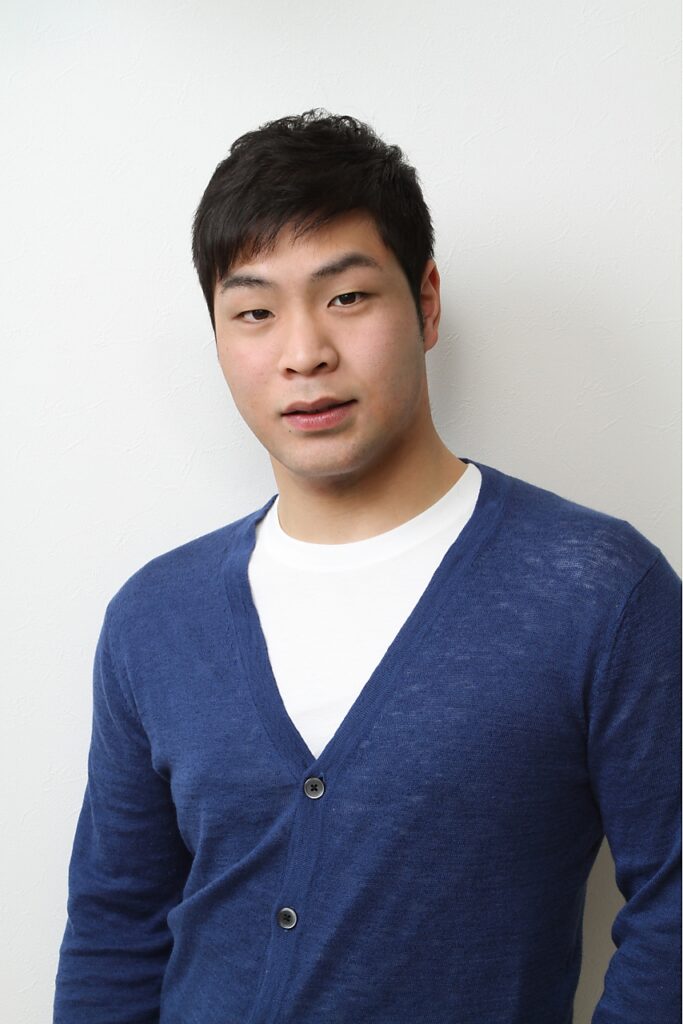 正面から見たショートヘアの男性