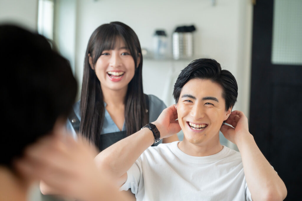 髪のカウンセリングを受ける男性と女性スタッフ