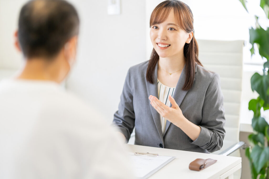 女性と話す薄毛の男性