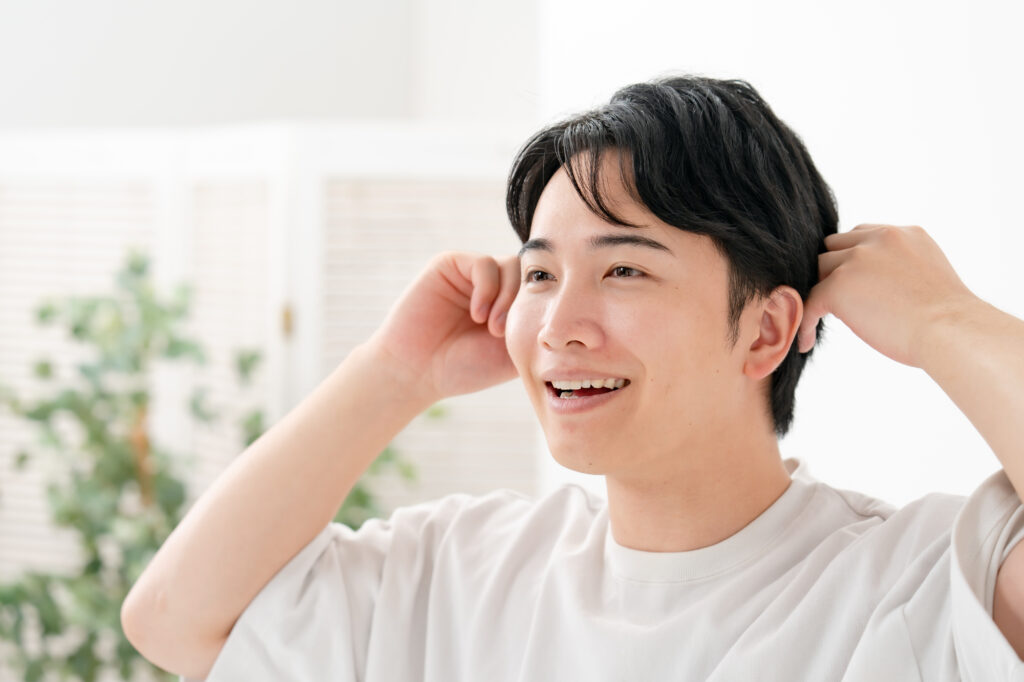髪をセットする男性